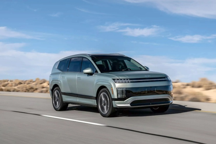 Bên trong khoang cabin của Hyundai Ioniq 9 chạy điện nổi bật với màn hình cong cỡ lớn đặt nổi trên mặt taplo. Bảng đồng hồ này bao gồm: cụm đồng hồ kỹ thuật số 12 inch và màn hình thông tin giải trí 12 inch. Xe còn có các trang bị tiện ích khác như: hệ thống âm thanh 8 loa tiêu chuẩn và bản cao với 14 loa Bose, cổng sạc USB-C…