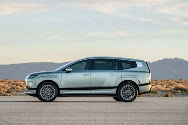 Khác với các mẫu tiền nhiệm được nhập khẩu, Ioniq 9 sẽ được sản xuất tại nhà máy Hyundai ở bang Georgia, Mỹ. Điều này có thể giúp xe đủ điều kiện nhận ưu đãi thuế lên tới 7.500 USD (195,03 triệu đồng) theo chính sách hỗ trợ xe điện nội địa của chính phủ Mỹ.