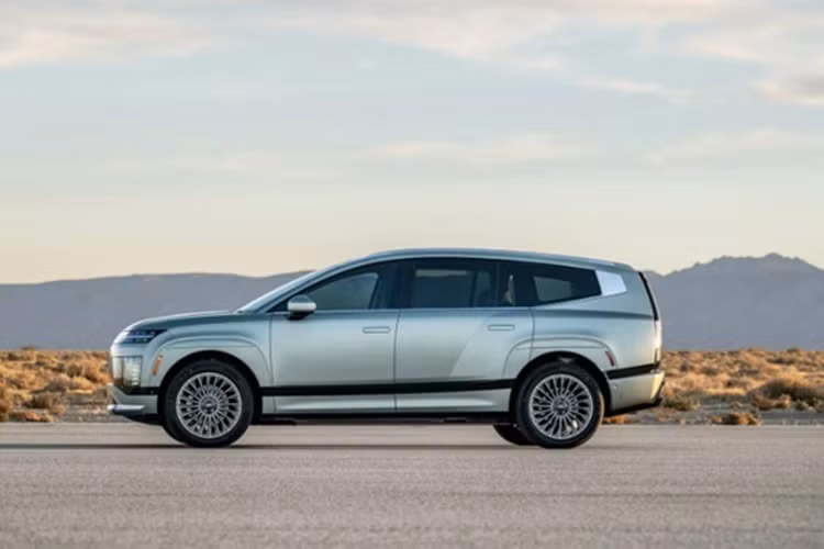 Khác với các mẫu tiền nhiệm được nhập khẩu, Ioniq 9 sẽ được sản xuất tại nhà máy Hyundai ở bang Georgia, Mỹ. Điều này có thể giúp xe đủ điều kiện nhận ưu đãi thuế lên tới 7.500 USD (195,03 triệu đồng) theo chính sách hỗ trợ xe điện nội địa của chính phủ Mỹ.