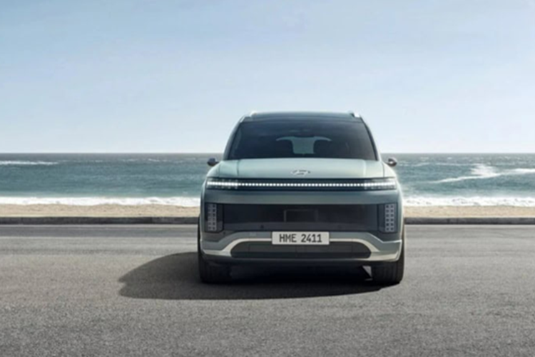 Hyundai vẫn chưa công bố chi tiết về công nghệ sạc nhanh nhưng với kích thước pin này, Ioniq 9 nhiều khả năng sẽ hỗ trợ công suất sạc cao (từ 230–350 kW) tương tự như Ioniq 5 và Ioniq 6, giúp rút ngắn đáng kể thời gian sạc. Ioniq 9 là mẫu xe điện thứ tư của Hyundai tại Mỹ, sau Ioniq 5, Ioniq 6 và Kona Electric.