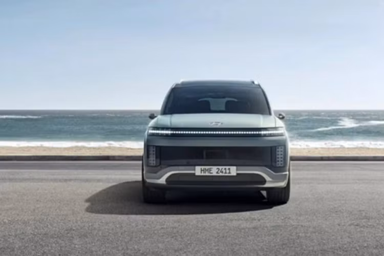 Hyundai vẫn chưa công bố chi tiết về công nghệ sạc nhanh nhưng với kích thước pin này, Ioniq 9 nhiều khả năng sẽ hỗ trợ công suất sạc cao (từ 230–350 kW) tương tự như Ioniq 5 và Ioniq 6, giúp rút ngắn đáng kể thời gian sạc. Ioniq 9 là mẫu xe điện thứ tư của Hyundai tại Mỹ, sau Ioniq 5, Ioniq 6 và Kona Electric.