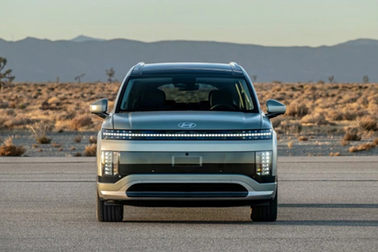 Mẫu xe SUV điện Hyundai Ioniq 9 được trang bị đèn ma trận Parametric Pixel giống các mẫu Ioniq khác. Hệ số cản gió của Ioniq 9 chỉ 0,259 Cd dù kích thước lớn với tùy chọn gương hậu kỹ thuật số. Ioniq 9 cũng là mẫu xe đầu tiên của Hyundai loại bỏ ăng-ten trên nóc xe và thay vào đó là sử dụng kính chắn gió cho GPS và radio vệ tinh. 