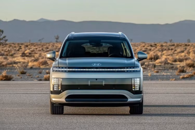 Mẫu xe SUV điện Hyundai Ioniq 9 được trang bị đèn ma trận Parametric Pixel giống các mẫu Ioniq khác. Hệ số cản gió của Ioniq 9 chỉ 0,259 Cd dù kích thước lớn với tùy chọn gương hậu kỹ thuật số. Ioniq 9 cũng là mẫu xe đầu tiên của Hyundai loại bỏ ăng-ten trên nóc xe và thay vào đó là sử dụng kính chắn gió cho GPS và radio vệ tinh. 