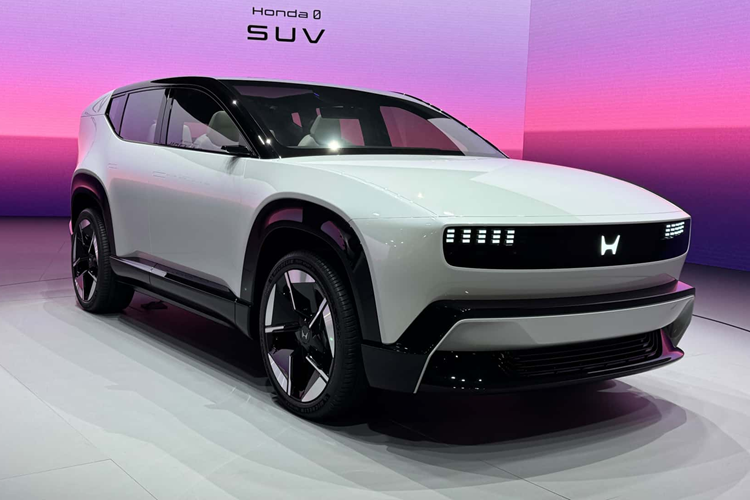 Mẫu xe Honda 0 Series ý tưởng cánh chim kép toàn màu đen được cho là sự hé lộ cho những nỗ lực tự phát triển xe điện hoàn chỉnh của Honda, không giống như Honda Prologue dựa trên GM được cho là giải pháp tạm thời cho đến khi chiếc xe này được chính thức ra mắt.