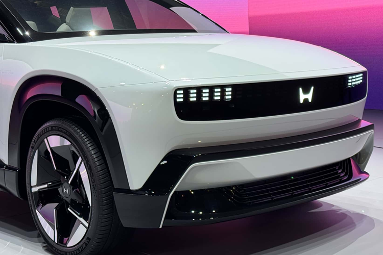 Tuy nhiên, nội thất đã có bước tiến lớn hướng tới thiết kế gần như sản xuất. Ghế ngồi và buồng lái bao quanh đã nhường chỗ cho màn hình trông chân thực với các đường viền của xe. Xe cũng được trang bị vô lăng kiểu chữ Y nhưng trông giống với những gì có thể có trên một mẫu xe thương mại.