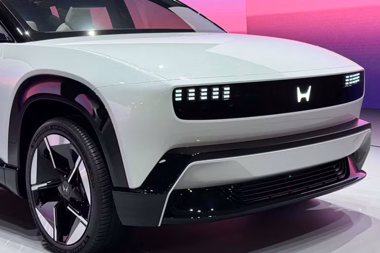 Tuy nhiên, nội thất đã có bước tiến lớn hướng tới thiết kế gần như sản xuất. Ghế ngồi và buồng lái bao quanh đã nhường chỗ cho màn hình trông chân thực với các đường viền của xe. Xe cũng được trang bị vô lăng kiểu chữ Y nhưng trông giống với những gì có thể có trên một mẫu xe thương mại.