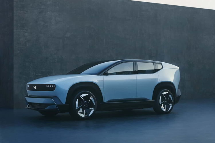 Honda đã loại bỏ cửa cánh chim để chuyển sang bốn cửa truyền thống. Thiết kế đuôi xe ấn tượng với dải đèn phanh sau 3D vẫn được giữ lại và hầu như không thay đổi so với bản Concept trước đây. Tuy nhiên, Saloon 0 vẫn chưa có gương chiếu hậu như các mẫu xe thương mại thông thường.