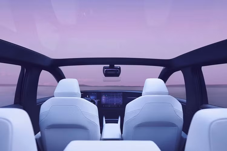 Theo Honda, những màn hình nội thất sẽ chạy hệ điều hành tùy chỉnh, tự phát triển có tên là Asimo OS. Saloon 0 có thiết kế cabin hướng về phía trước, nắp ca-pô dài của SUV 0 sẽ khác biệt so với những chiếc CR-V chạy bằng xăng hoặc Hybrid.