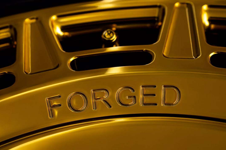 Mansory không cung cấp thông tin về hiệu suất cho chiếc xe cụ thể này nhưng hãng độ cũng cung cấp sẵn gói tùy chỉnh đối với khối động cơ V12 tăng áp kép trang bị trên Wraith.