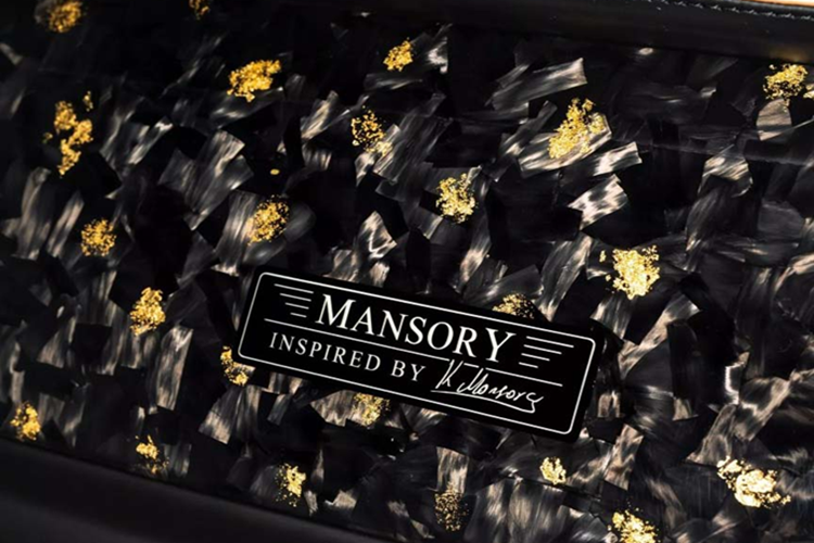 Chi tiết màu vàng tiếp tục kéo dài qua các tấm ốp bên hông và tất cả các chi tiết sợi carbon ở phía sau gồm: cánh lướt gió nhỏ tinh tế và bộ khuếch tán sau.