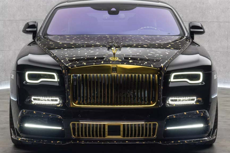 Chiếc Rolls-Royce Wraith sợi carbon vàng 24k đặc biệt này được gọi là Linea d’Oro, với một số người đây là chiếc xe quá phô trương nhưng không phải là chiếc Rolls-Royce táo bạo nhất từng được Mansory thực hiện.