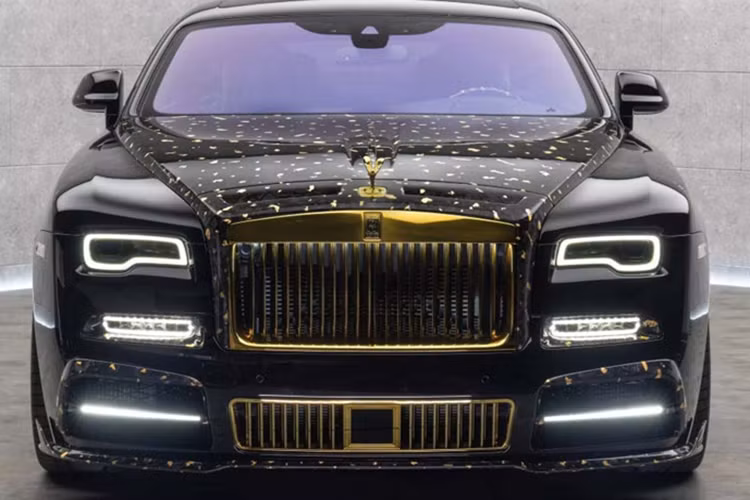Chiếc Rolls-Royce Wraith sợi carbon vàng 24k đặc biệt này được gọi là Linea d’Oro, với một số người đây là chiếc xe quá phô trương nhưng không phải là chiếc Rolls-Royce táo bạo nhất từng được Mansory thực hiện.