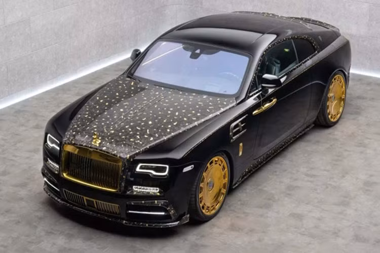 Tổng thể ngoại thất của Rolls-Royce Wraith Linea d’Oro của Mansory sơn màu đen bóng cùng bộ bodykit mới, điểm nhấn thu hút mọi ánh nhìn chính là họa tiết màu vàng. Một số chi tiết hoàn thiện bởi sợi carbon rèn được rắc thêm vàng lá 24K thật từ nắp capo xe, cánh lướt gió trước, viền hốc hút gió và khung cửa sổ.