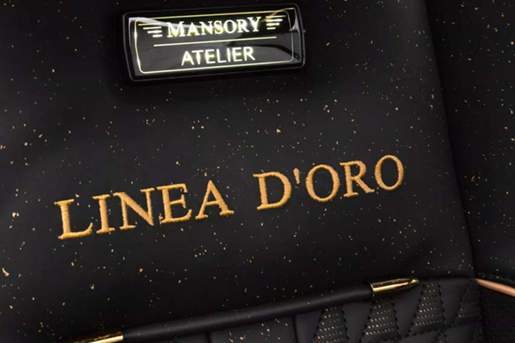 Mansory không dừng lại ở đó. Toàn bộ lưới tản nhiệt phía trước, tượng Spirit of Ecstacy và bộ mâm rèn kích thước lớn mới cũng được phủ lớp hoàn thiện vàng.