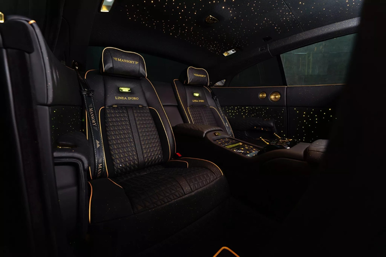 Nội thất được bọc da đen trên ghế, bệ trung tâm và ốp cửa, đi kèm những hạt vàng li ti.