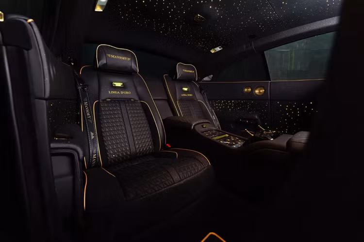 Nội thất được bọc da đen trên ghế, bệ trung tâm và ốp cửa, đi kèm những hạt vàng li ti.