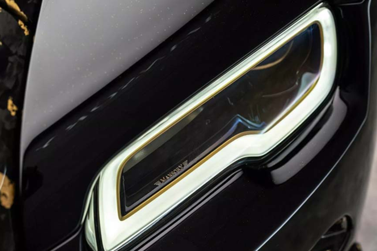 Chỉ khâu tương phản màu vàng và viền vàng cũng hiện diện, cùng với tay nắm cửa và lưới loa màu vàng.