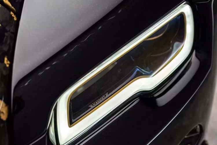 Chỉ khâu tương phản màu vàng và viền vàng cũng hiện diện, cùng với tay nắm cửa và lưới loa màu vàng.