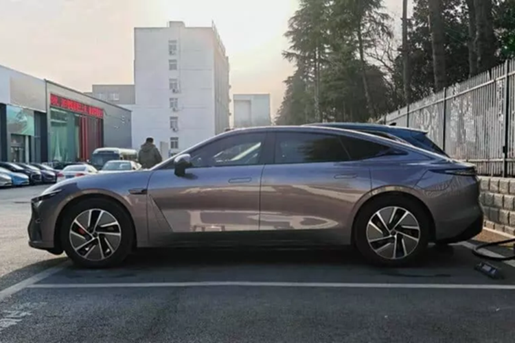 Lễ ra mắt Exeed Exlantix ES EREV 2025 mới chính thức sẽ diễn ra vào tháng 3. Người tiêu dùng có thể lựa chọn trong số sáu loại sơn ngoại thất, bao gồm cả màu Aurora Purple mới được bổ sung.