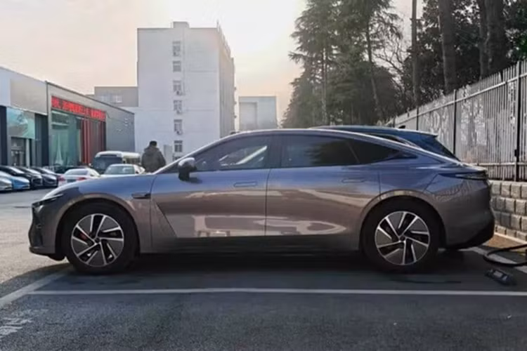 Lễ ra mắt Exeed Exlantix ES EREV 2025 mới chính thức sẽ diễn ra vào tháng 3. Người tiêu dùng có thể lựa chọn trong số sáu loại sơn ngoại thất, bao gồm cả màu Aurora Purple mới được bổ sung.