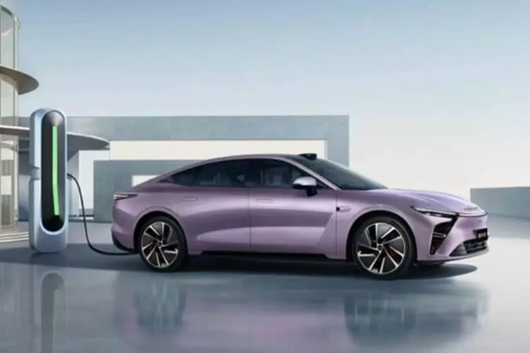 Lidar trên nóc xe phía trên kính chắn gió phía trước rất bắt mắt. Có 29 cảm biến khác bao gồm năm radar sóng milimet, 12 radar siêu âm và camera độ nét cao cùng với chip NVIDIA DRIVE Orin kép để hiện thực hóa các khả năng lái xe thông minh như điều hướng tốc độ cao, điều hướng trong thành phố và đỗ xe tự động.