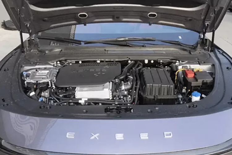 Được trang bị “Hệ thống mở rộng phạm vi Golden” do Chery tự phát triển, hiệu suất nhiệt của động cơ 1.5T 115 kW (154 mã lực) lên tới 44,5% và mức tiêu thụ nhiên liệu WLTC là 4,9 lít/100km, theo quan chức này.