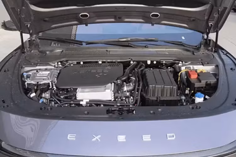 Được trang bị “Hệ thống mở rộng phạm vi Golden” do Chery tự phát triển, hiệu suất nhiệt của động cơ 1.5T 115 kW (154 mã lực) lên tới 44,5% và mức tiêu thụ nhiên liệu WLTC là 4,9 lít/100km, theo quan chức này.