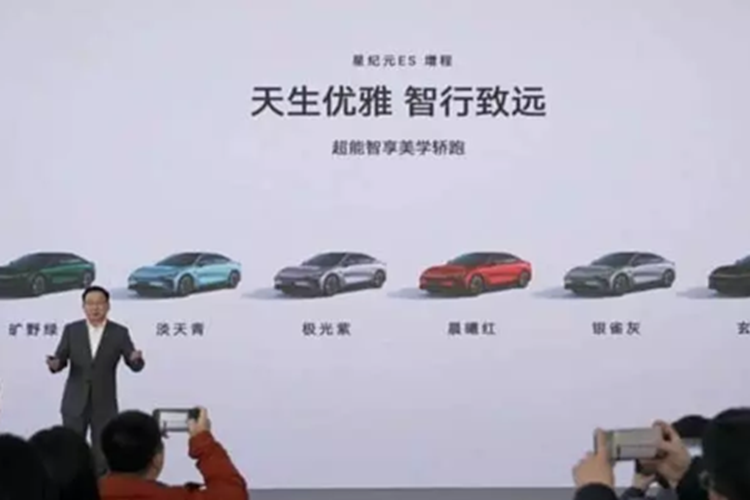 Phạm vi chạy hoàn toàn bằng điện của CLTC là 255 km cho cả hai phiên bản, nhưng phạm vi toàn diện lần lượt là 1.645 km và 1.570 km khi đổ đầy bình và sạc đầy. AWD cũng được trang bị hệ thống phân phối mô-men xoắn thông minh và có thời gian tăng tốc từ 0 – 100 km/h là 4,6 giây.