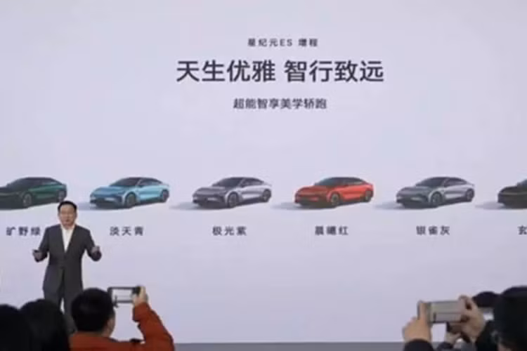 Phạm vi chạy hoàn toàn bằng điện của CLTC là 255 km cho cả hai phiên bản, nhưng phạm vi toàn diện lần lượt là 1.645 km và 1.570 km khi đổ đầy bình và sạc đầy. AWD cũng được trang bị hệ thống phân phối mô-men xoắn thông minh và có thời gian tăng tốc từ 0 – 100 km/h là 4,6 giây.