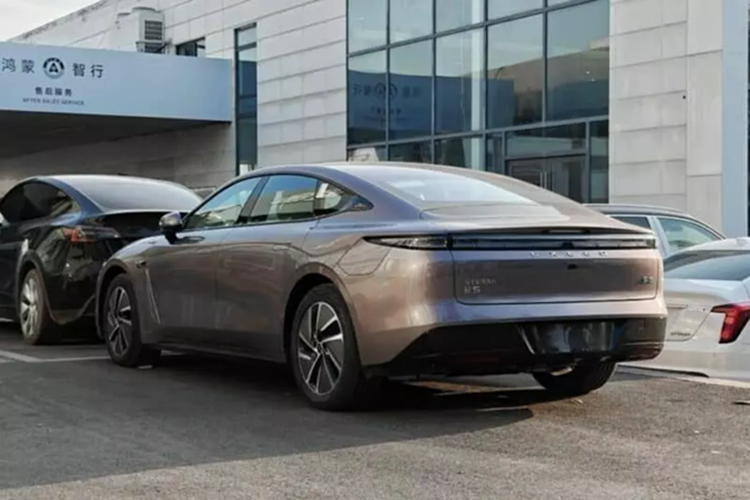 EREV có kích thước 4945/1978/1480 mm và chiều dài cơ sở 3000 mm. Tiếp tục khái niệm thiết kế “thẩm mỹ của gió” của biến thể EV, EREV có hệ số cản là 0,23Cd.