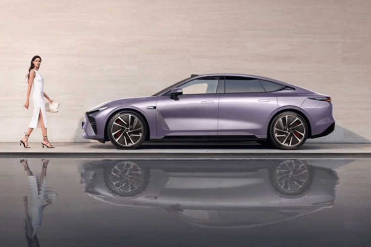 Bên trong xe sedan Exeed Exlantix ES EREV có nội thất đỏ rực rỡ rất sang trọng. Có bảng điều khiển nhúng 8,2 inch, HUD và màn hình điều khiển trung tâm 15,6 inch 2,5K tích hợp chip Qualcomm Snapdragon 8295.