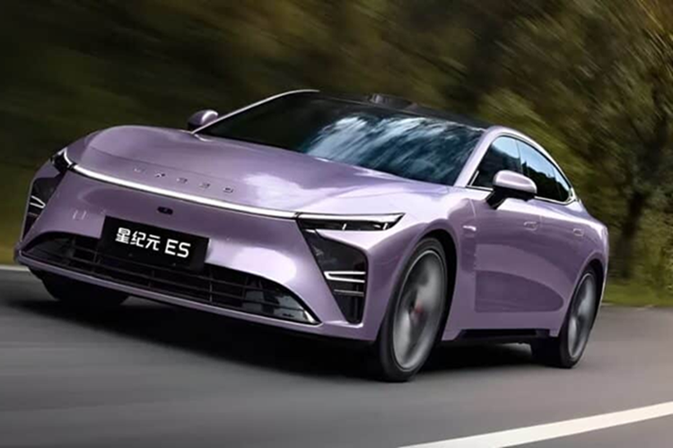 Ngoài ra, với công nghệ sạc nhanh 2.4C của xe với công suất sạc tối đa 110 kW, xe chỉ mất 17,5 phút để sạc từ 20% lên 80%.