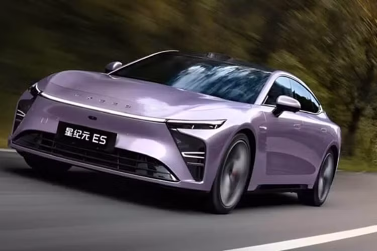 Ngoài ra, với công nghệ sạc nhanh 2.4C của xe với công suất sạc tối đa 110 kW, xe chỉ mất 17,5 phút để sạc từ 20% lên 80%.