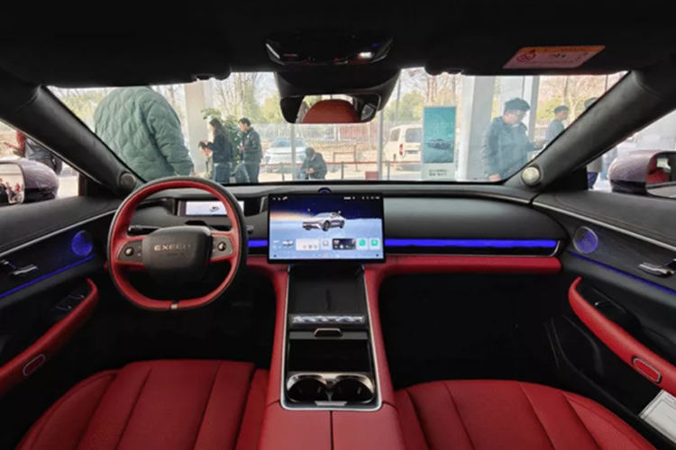 RWD có công suất động cơ tối đa là 195 kW (261 mã lực) trong khi AWD có công suất động cơ toàn diện là 345 kW (463 mã lực), với dung lượng pin lần lượt là 34,7 kWh và 41,16 kWh.