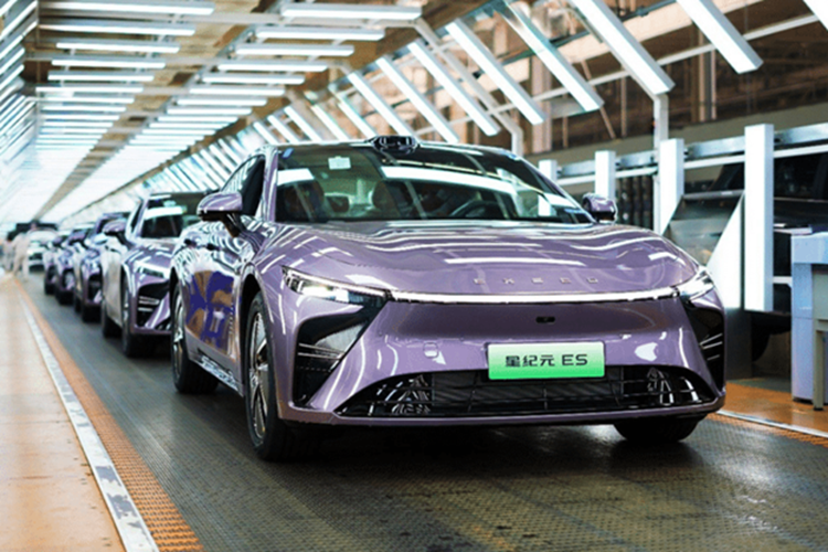 Màn hình điều khiển trung tâm được trang bị trợ lý giọng nói MateGPT hỗ trợ tương tác bằng giọng nói thông minh. Các cấu hình khác bao gồm điều khiển từ xa bằng điện thoại di động, cập nhật OTA, thao tác chia đôi màn hình và chiếu màn hình cho điện thoại di động. Ngoài ra còn có nội thất màu xanh sứ.