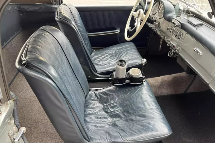 Trong những năm đầu tiên, Mercedes-Benz 190 SL có sẵn dưới dạng mẫu xe đua thể thao với kính chắn gió bằng nhựa perspex nhỏ và ghế xô bọc da một mảnh kiểu Spartan cùng cửa nhôm. Năm 1959, cửa sổ sau của mui cứng được mở rộng.