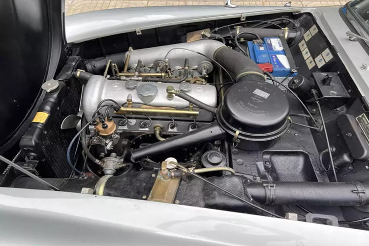 Xe thể thao mui trần Mercedes-Benz 190 SL được trang bị khối động cơ 4 xi-lanh thẳng hàng SOHC nạp khí tự nhiên, dung tích 1.9 lít, trái tim này dựa trên động cơ của huyền thoại cửa cánh chim Mercedes-Benz 300 SL nhưng bị bỏ bớt đi 2 xi-lanh.
