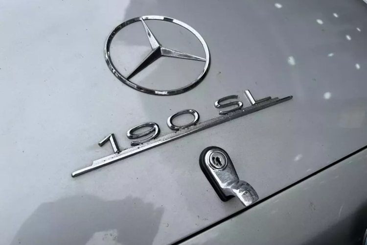 Thay vì khung gầm ống W198 chuyên dụng đắt tiền của 300 SL, cấu trúc R121 của 190 SL sử dụng sàn xe đơn nhất được rút ngắn được sửa đổi từ xe saloon cơ sở W121. Chiếc xe có sẵn dưới dạng mui mềm hoặc mui cứng có thể tháo rời. Một ghế ngang nhỏ cho hành khách thứ ba là tùy chọn.