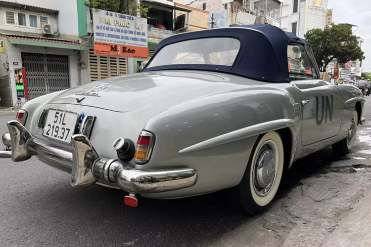 Sức mạnh này trên xe Mercedes-Benz 190 SL sẽ sản sinh công suất tối đa 104 mã lực và mô-men xoắn cực đại 142 Nm. Hệ truyền động của xe bao gồm hộp số sàn 4 cấp và dẫn động cầu sau. Với hệ động lực này, Mercedes-Benz 190 SL có thể đạt tốc độ tối đa 171 km/giờ.