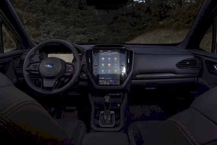 Hệ thống hỗ trợ lái EyeSight được nâng cấp với camera trung tâm góc rộng và cảm biến radar bên hông phía trước, mở rộng khả năng phanh khẩn cấp tự động. Đây cũng là lần đầu tiên Subaru Forester được trang bị hệ thống EyeSight X, cho phép lái bán tự động rảnh tay khi kẹt xe trên cao tốc.