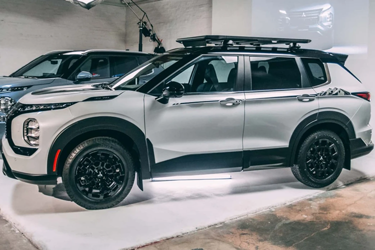 Chiếc xe không có nắp cổng sạc nằm ở thân xe bên trái, do đó Mitsubishi Outlander Trail Edition 2025 vẫn chỉ được trang bị động cơ Mivec 2.5L mạnh 184 mã lực và mô-men xoắn 245 Nm. Đi kèm có thể là hộp số vô cấp cùng hệ dẫn động 4WD.