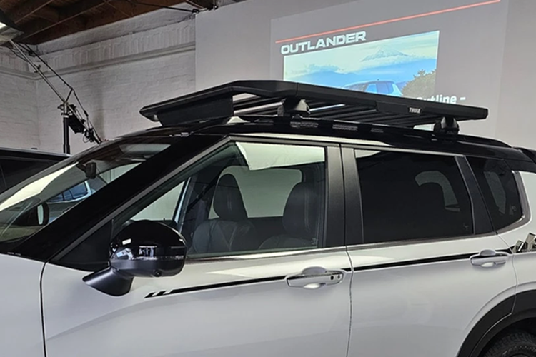 Tương tự, cánh gió khí động học và cụm đèn hậu cũng được làm tối màu. Chiếc SUV được trang bị tiêu chuẩn chắn bùn 4 bánh, cản sau thiết kế mới tích hợp móc kéo xe.