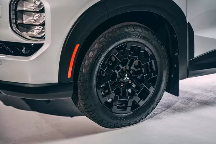 Xe được trang bị tiêu chuẩn thanh giá nóc và baga mui của thương hiệu Thule. Phần thân xe còn được bổ sung họa tiết ngọn núi cùng logo Outlander bên dưới cột D.