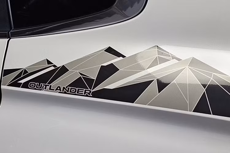 Gói nâng cấp này bao gồm bộ mâm đa chấu thiết kế mới kích thước 18 inch, kết hợp với lốp địa hình BFGoodrich. Tuy nhiên, hiện chưa rõ liệu hệ thống treo có được điều chỉnh để gia tăng khoảng sáng gầm hay không.