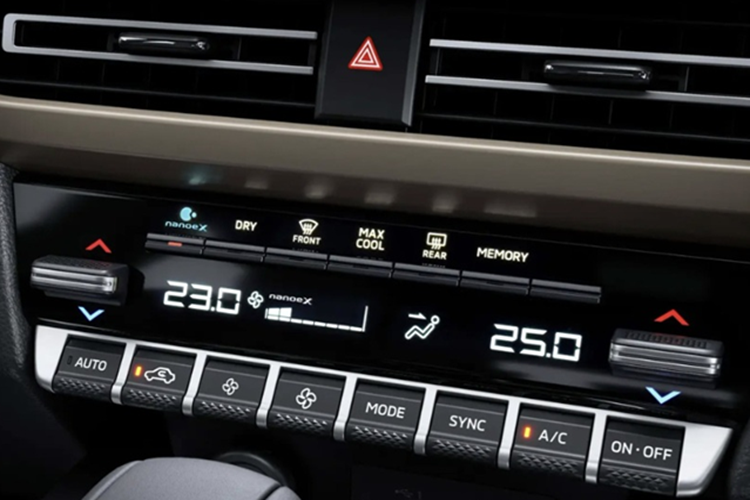 “Trái tim” của Mitsubishi Xforce HEV là hệ truyền động hybrid với sự kết hợp của động cơ xăng 1.6L (mạnh 95 mã lực, 134 Nm) với mô tơ điện (mạnh 116 mã lực, 255 Nm) và bộ pin dung lượng 1,1 kWh.