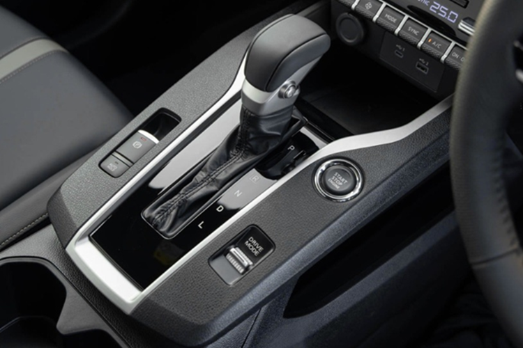 Khác với bản xăng, Mitsubishi Xforce HEV có thêm 2 chế độ dành riêng cho hệ thống điện (EV Priority và Charge) và một chế độ cho đường nhựa (Tarmac).