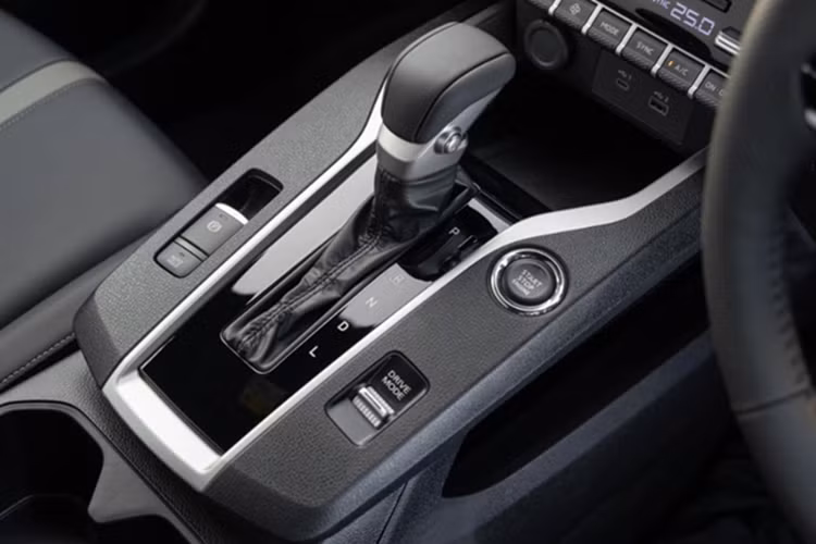 Khác với bản xăng, Mitsubishi Xforce HEV có thêm 2 chế độ dành riêng cho hệ thống điện (EV Priority và Charge) và một chế độ cho đường nhựa (Tarmac).