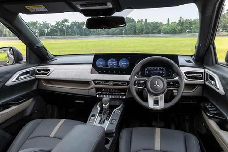 Nhìn chung, thiết kế của Xforce HEV không có quá nhiều khác biệt so với bản xăng, ngoại trừ một số thay đổi nhỏ để tạo điểm nhấn riêng. Đầu xe vẫn mang thiết kế Dynamic Shield quen thuộc nhưng có thêm dòng chữ Xforce trên nắp ca-pô, cùng lưới tản nhiệt thiết kế mới với các thanh ngang mạ crom.