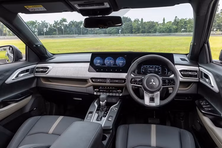 Nhìn chung, thiết kế của Xforce HEV không có quá nhiều khác biệt so với bản xăng, ngoại trừ một số thay đổi nhỏ để tạo điểm nhấn riêng. Đầu xe vẫn mang thiết kế Dynamic Shield quen thuộc nhưng có thêm dòng chữ Xforce trên nắp ca-pô, cùng lưới tản nhiệt thiết kế mới với các thanh ngang mạ crom.