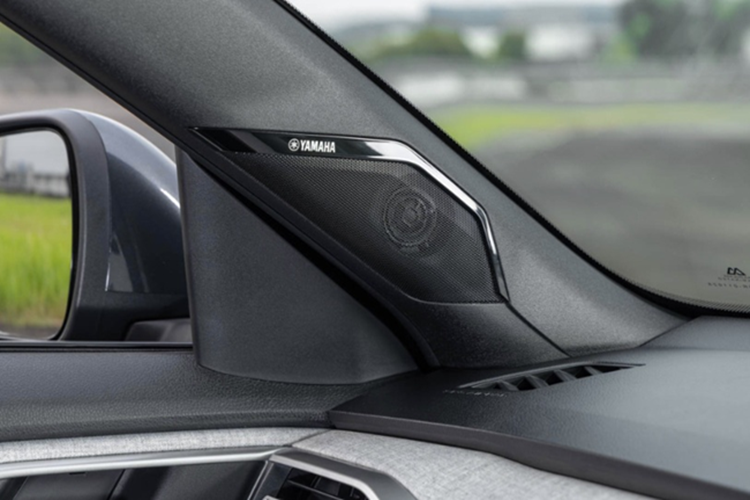 Xe sở hữu các trang bị tiện ích như: đồng hồ kỹ thuật số đầy đủ 8 inch, màn hình giải trí cảm ứng 12,3 inch hỗ trợ kết nối Apple Carplay hoặc Android Auto, hệ thống âm thanh 8 loa Yamaha, sạc điện thoại không dây, điều hòa tự động có cửa gió phía sau, đèn viền nội thất.